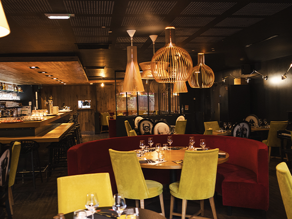 Intérieur chaleureux du restaurant Le Rheu Paire